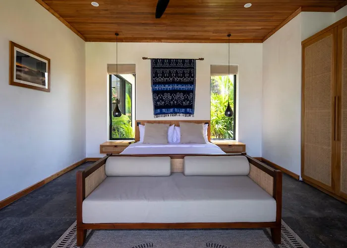 Mona Boutique & * Uluwatu